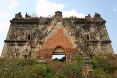 Mandalay yakınındaki Inwa adlı eski Budist tapınağı kalıntıları. Myanmar