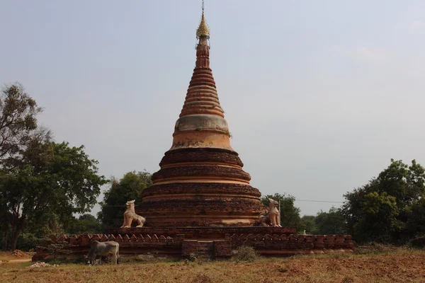 Gamla buddhistiska tempel ruiner på Inwa nära Mandalay. Myanmar — Stockfoto