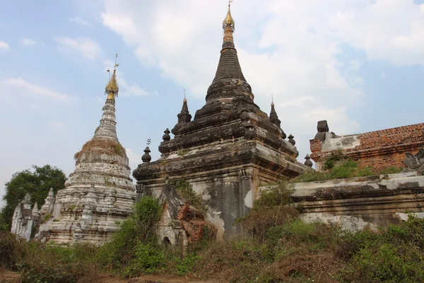 Vecchie rovine del tempio buddista a Inwa vicino Mandalay. Myanmar — Foto Stock