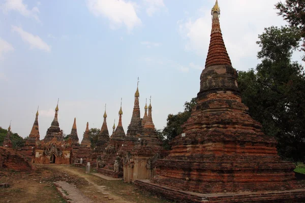 Antigo templo budista ruínas em Inwa perto de Mandalay. Mianmar — Fotografia de Stock