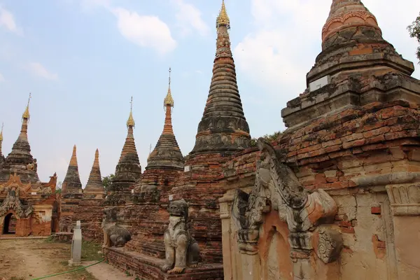 Mandalay yakınındaki Inwa adlı eski Budist tapınağı kalıntıları. Myanmar