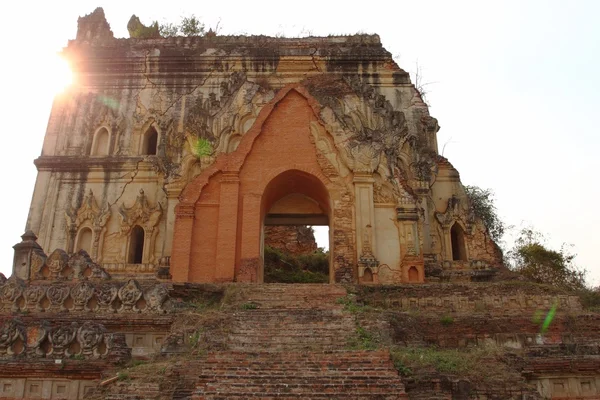 Oude boeddhistische tempel ruïnes op Inwa in de buurt van Mandalay. Myanmar — Stockfoto