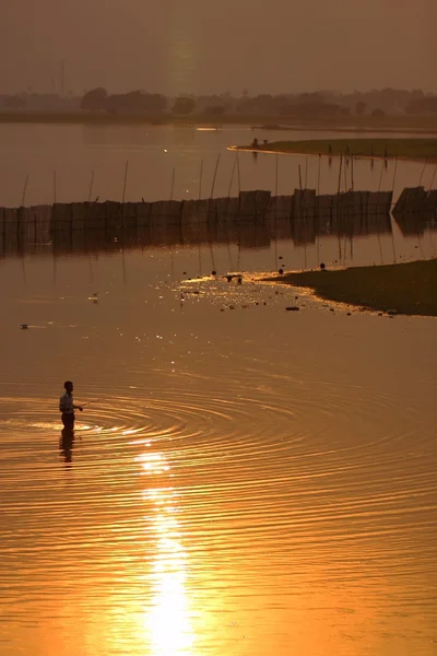 Des silhouettes sur le pont U Bein au coucher du soleil, Amarapura, Mandalay, Myanmar — Photo