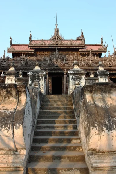 Shwenandaw kyaung храму в mandalay, М'янма — стокове фото