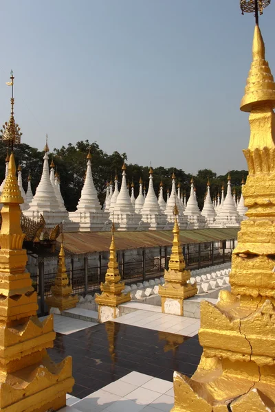 Пагода Санда Муни в Мандалае, Мьянма — стоковое фото