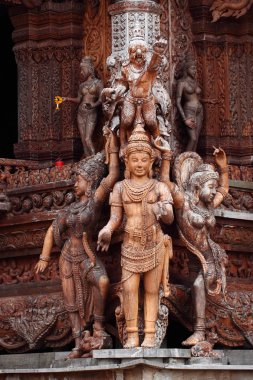 Hakikat sanctuary ahşap heykel. Pattaya, Tayland