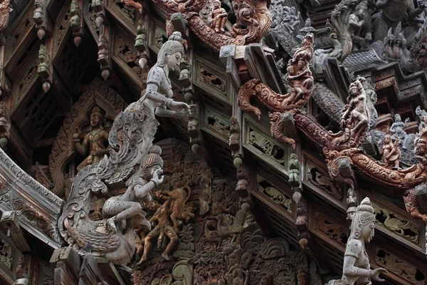 Ξύλινο γλυπτό στο ιερό της αλήθειας. Πατάγια, Ταϊλάνδη — Φωτογραφία Αρχείου
