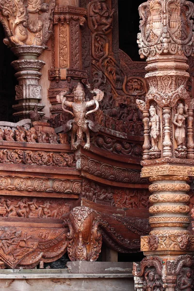 Ξύλινο γλυπτό στο ιερό της αλήθειας. Πατάγια, Ταϊλάνδη — Φωτογραφία Αρχείου