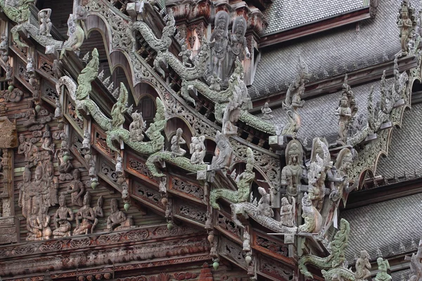 Sculpture en bois dans le sanctuaire de la vérité. Pattaya, Thaïlande — Photo