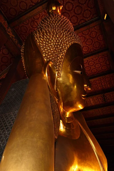 Статуя лежащего Будды. Ват-Пхо, Бангкок, Таиланд — стоковое фото