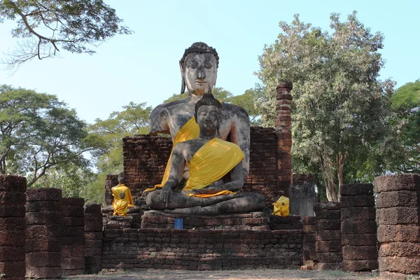 Templo de Buda en ruinas en Wat Phra Si Ratana Mahaphat, Si Satchanalai, Tailandia —  Fotos de Stock
