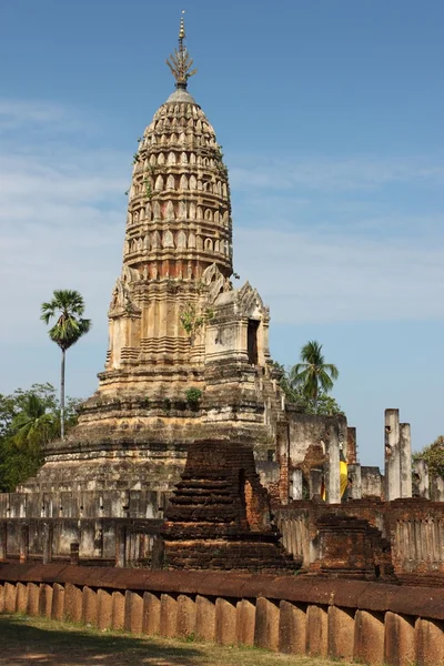 Verwoeste Boeddha-tempel in wat Phra Si Ratana Mahaphat, Si Satchanalai, Thailand — Stockfoto