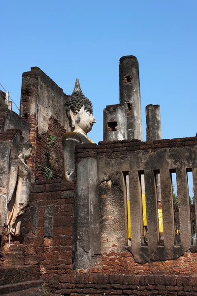 Estatua de Buda en Wat Phra Si Ratana Mahaphat, Si Satchanalai, Tailandia —  Fotos de Stock