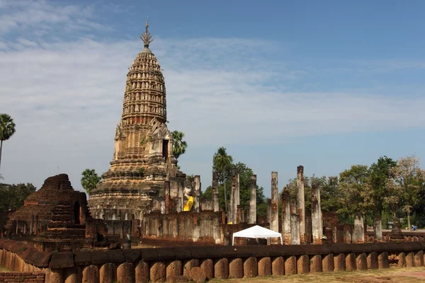 Templo de Buda arruinado em wat Phra Si Ratana Mahaphat, Si Satchanalai, Tailândia — Fotografia de Stock