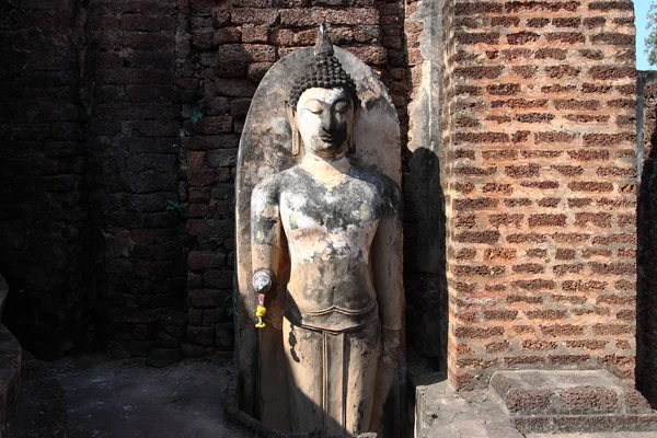 Estátua de Buda no wat Phra Si Ratana Mahaphat, Si Satchanalai, Tailândia — Fotografia de Stock