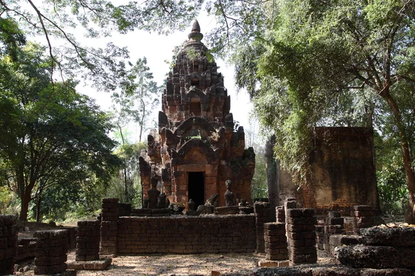 Zerstörter Buddha-Tempel in wat phra si ratana mahaphat, si satchanalai, Thailand — Stockfoto