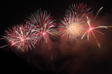 Gece gökyüzünde havai fişek gösterisi