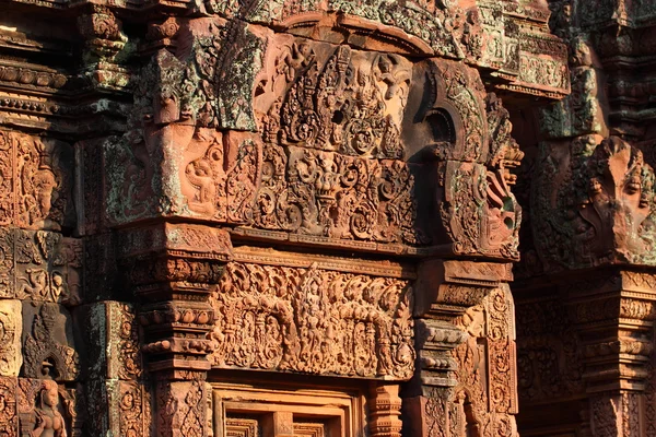Детальное оформление стен храма Бантей Срей в Ангкоре — стоковое фото