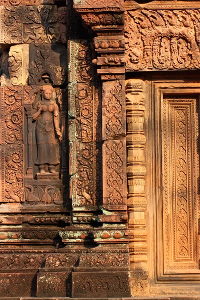 Részlet fali dekoráció templom Banteay Srei az Angkor — Stock Fotó