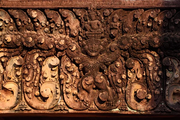 Detail nástěnné dekorace chrám Banteay Srei v Angkor — Stock fotografie
