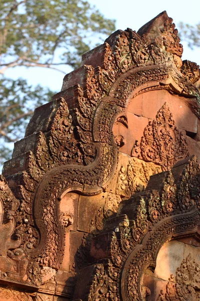 Detalhe parede decoração de Temple Banteay Srei em Angkor — Fotografia de Stock