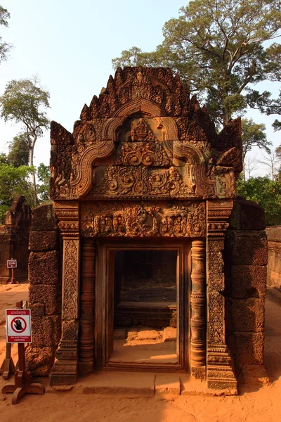 Detalhe parede decoração de Temple Banteay Srei em Angkor — Fotografia de Stock