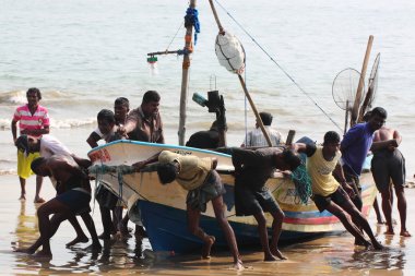 Tekneyi sürüklüyorum.