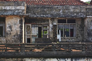 terk edilmiş eski bir ev