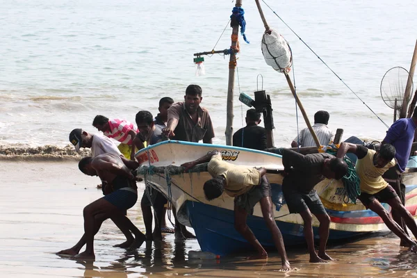 Tekneyi sürüklüyorum.