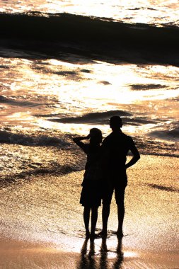 Kumsaldaki çiftin silueti.