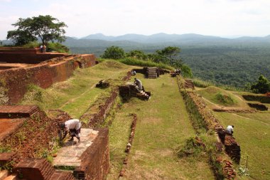 İşçiler Sigiriya, Sri Lanka 'daki sarayın kalıntılarını koruyorlar.