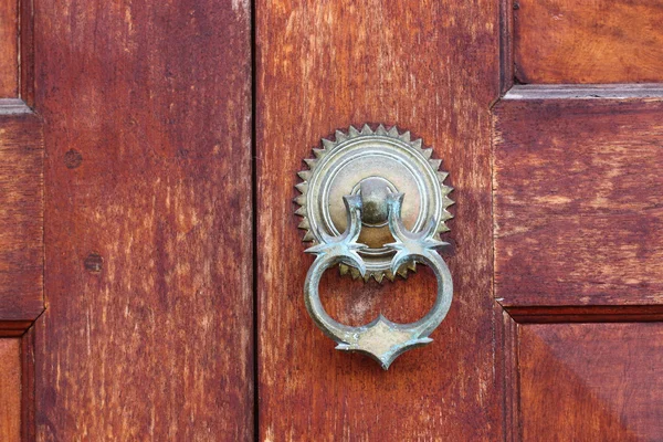 Vieja puerta de madera con manija de puerta antigua —  Fotos de Stock