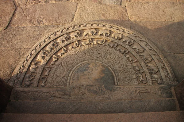 Buddha chrám krok kámen, v Polonnaruvě, Srí Lanka — Stock fotografie