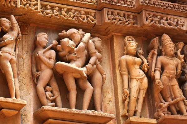 Khajuraho tempels en hun erotische beeldhouwwerken, India — Stockfoto