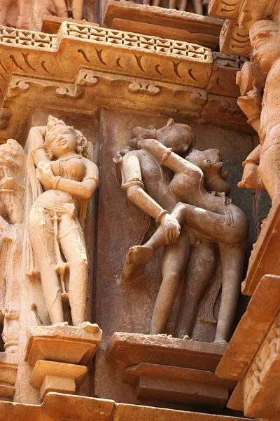 Khajuraho tempels en hun erotische beeldhouwwerken, India — Stockfoto