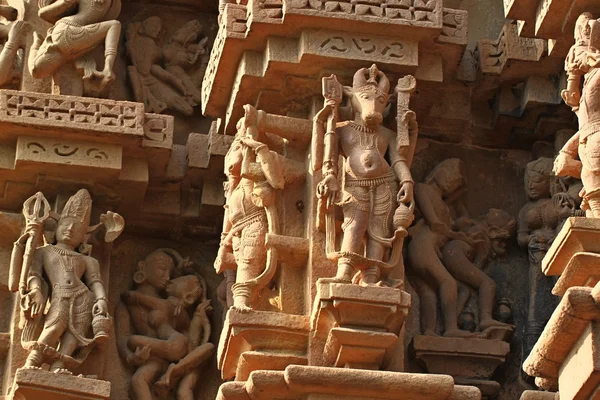 Khajuraho tempels en hun erotische beeldhouwwerken, India — Stockfoto