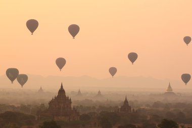 hava balonları Budist tapınakları gündoğumu, üzerinde. Bagan, Myanmar.