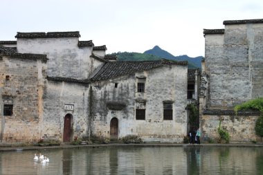 Çin köyünü ile önündeki bir su birikintisi