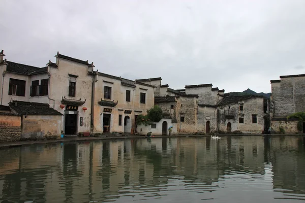 China altes Dorf mit einem Teich davor — Stockfoto