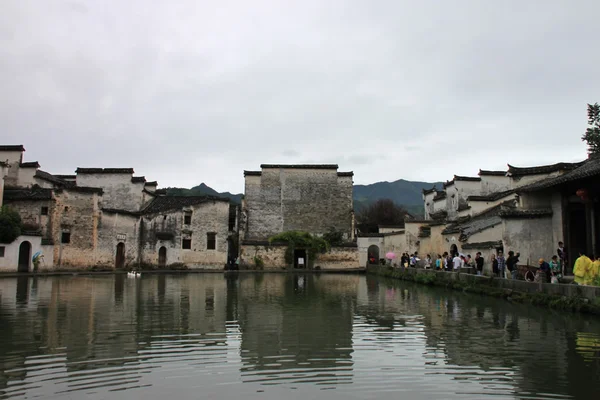 China altes Dorf mit einem Teich davor — Stockfoto