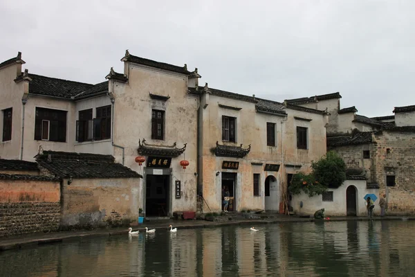 China antiguo pueblo con un estanque en frente de ella —  Fotos de Stock