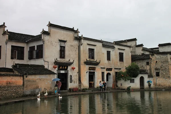 중국 옛 마을 앞 연못 — 스톡 사진