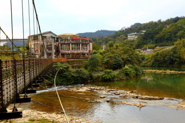 Guanpu Askı Köprüsü, Shifen Şelalesi yakınlarında, Pingxi Bölgesi, New Taipei, Tayvan 'da bir şelale.