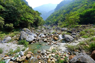 Shakadang Patikası, Taroko Ulusal Parkı 'ndaki mermer bir uçurumun duvarına oyulmuş bir patika, Hualien, Tayvan