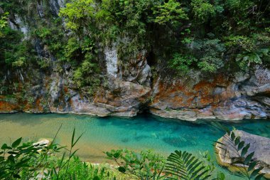 Shakadang Patikası, Taroko Ulusal Parkı 'ndaki mermer bir uçurumun duvarına oyulmuş bir patika, Hualien, Tayvan