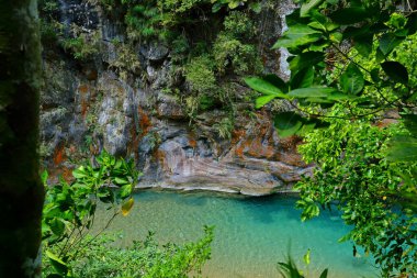 Shakadang Patikası, Taroko Ulusal Parkı 'ndaki mermer bir uçurumun duvarına oyulmuş bir patika, Hualien, Tayvan