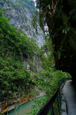 Shakadang Patikası, Taroko Ulusal Parkı 'ndaki mermer bir uçurumun duvarına oyulmuş bir patika, Hualien, Tayvan