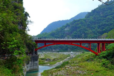 Shakadang Patikası, Taroko Ulusal Parkı 'ndaki mermer bir uçurumun duvarına oyulmuş bir patika, Hualien, Tayvan