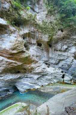 Xiulin, Hualien, Tayvan 'daki Taroko Ulusal Parkı' ndaki Yanzikou Grotto Patikası 'nı yut.