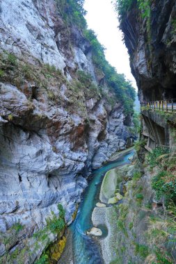 Xiulin, Hualien, Tayvan 'daki Taroko Ulusal Parkı' ndaki Yanzikou Grotto Patikası 'nı yut.
